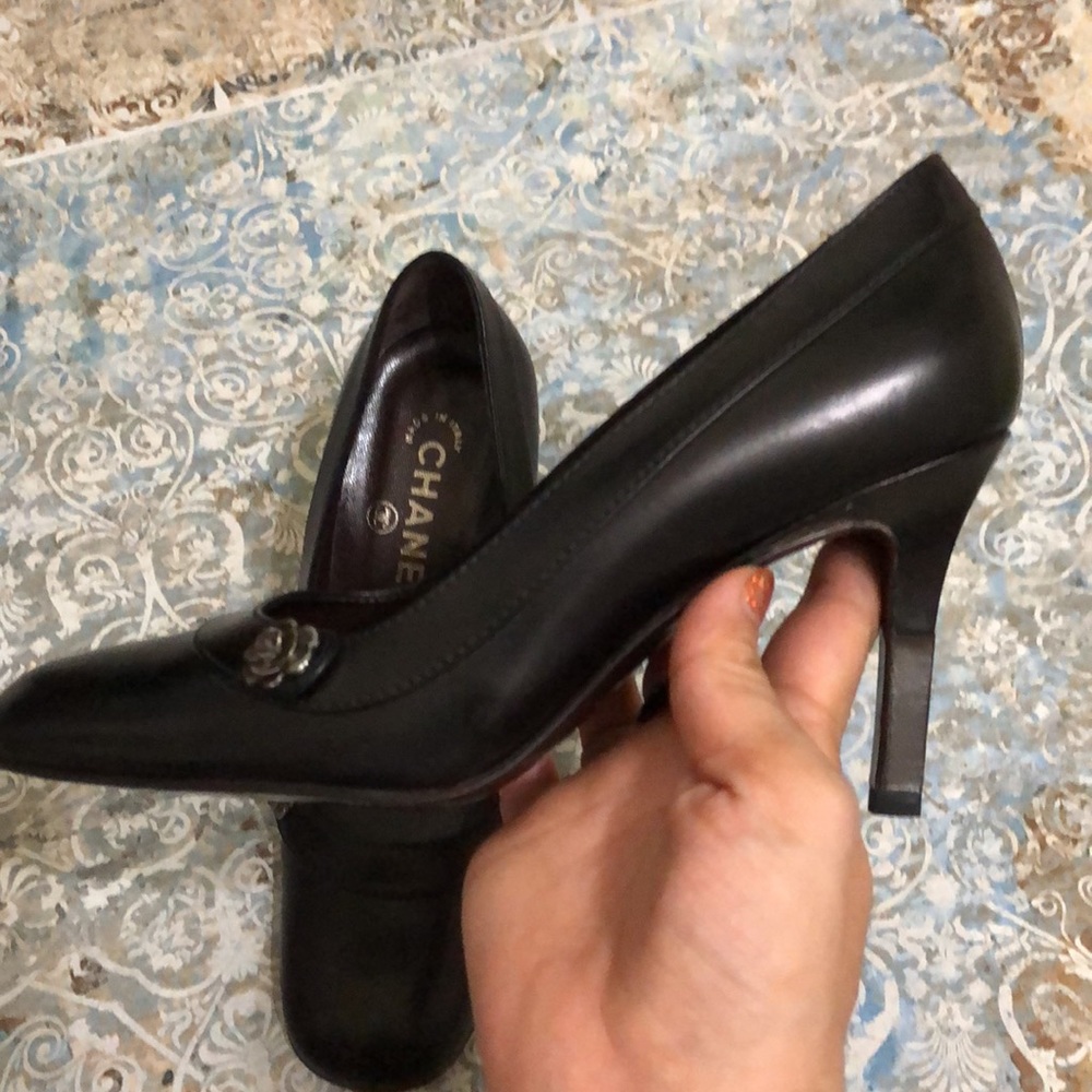 Classy Chanel shoes - Picture 6 of 10